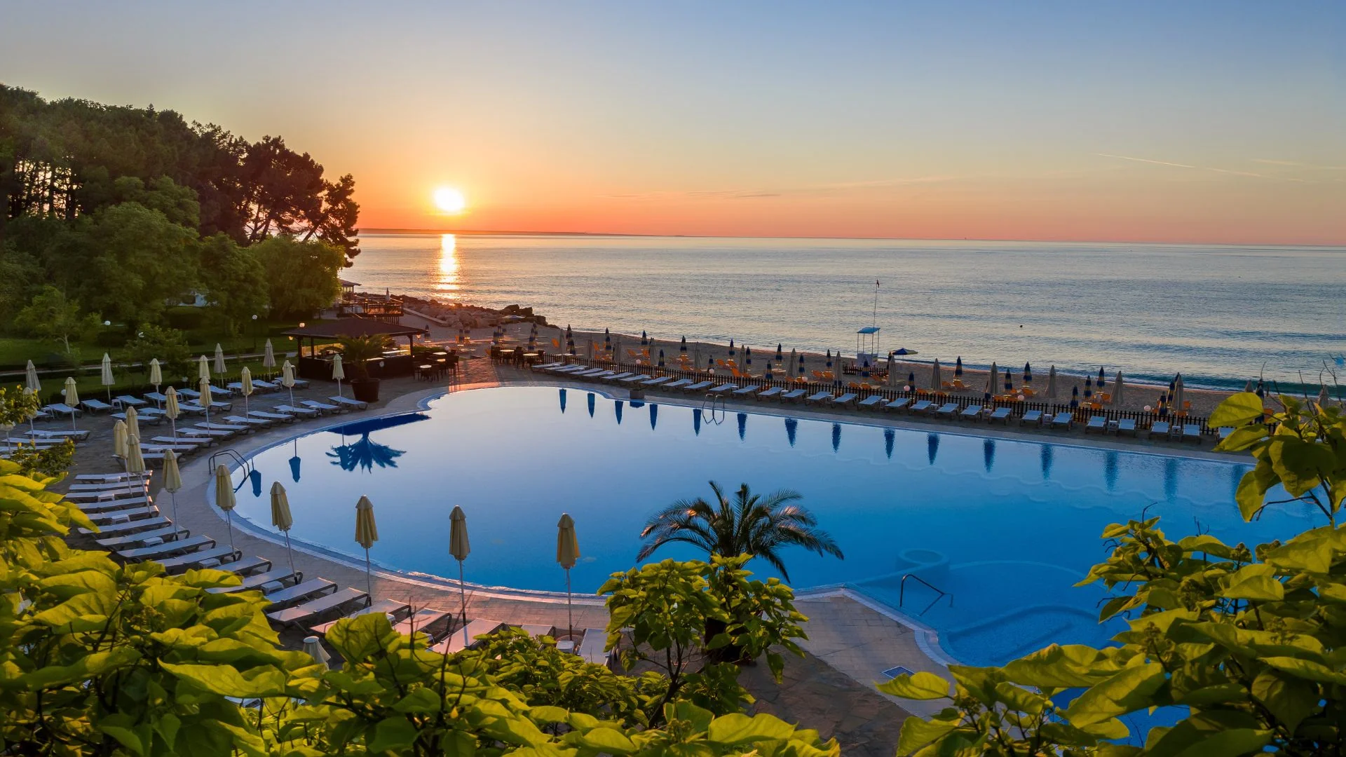 HVD Riviera Beach 5-star beachfront resort autumn special offer Golden Sands